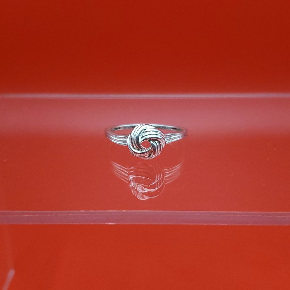 Size 8.25 925 Sterling Silver Swirling Knot Ring